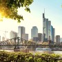 Fototapete Frankfurt Skyline mit Brücke, blau-braun-grau, 3,50x2,55m. Skyline und Brücke im Sonnenlicht.