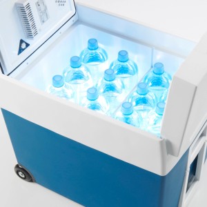 Geöffnete blaue Mobicool Kühlbox MT48W mit Wasserflaschen. Ideal für Camping und unterwegs.