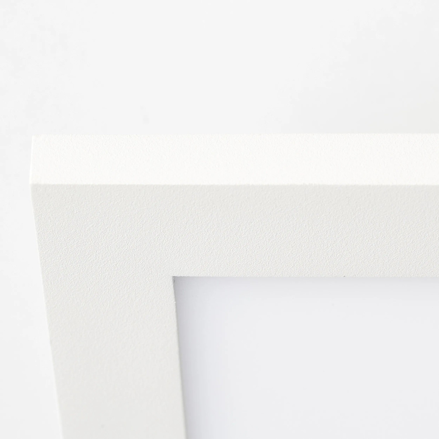 Detailaufnahme des weißen, eckigen LED-Deckenpaneels Buffi (60x60 cm) von Brilliant.