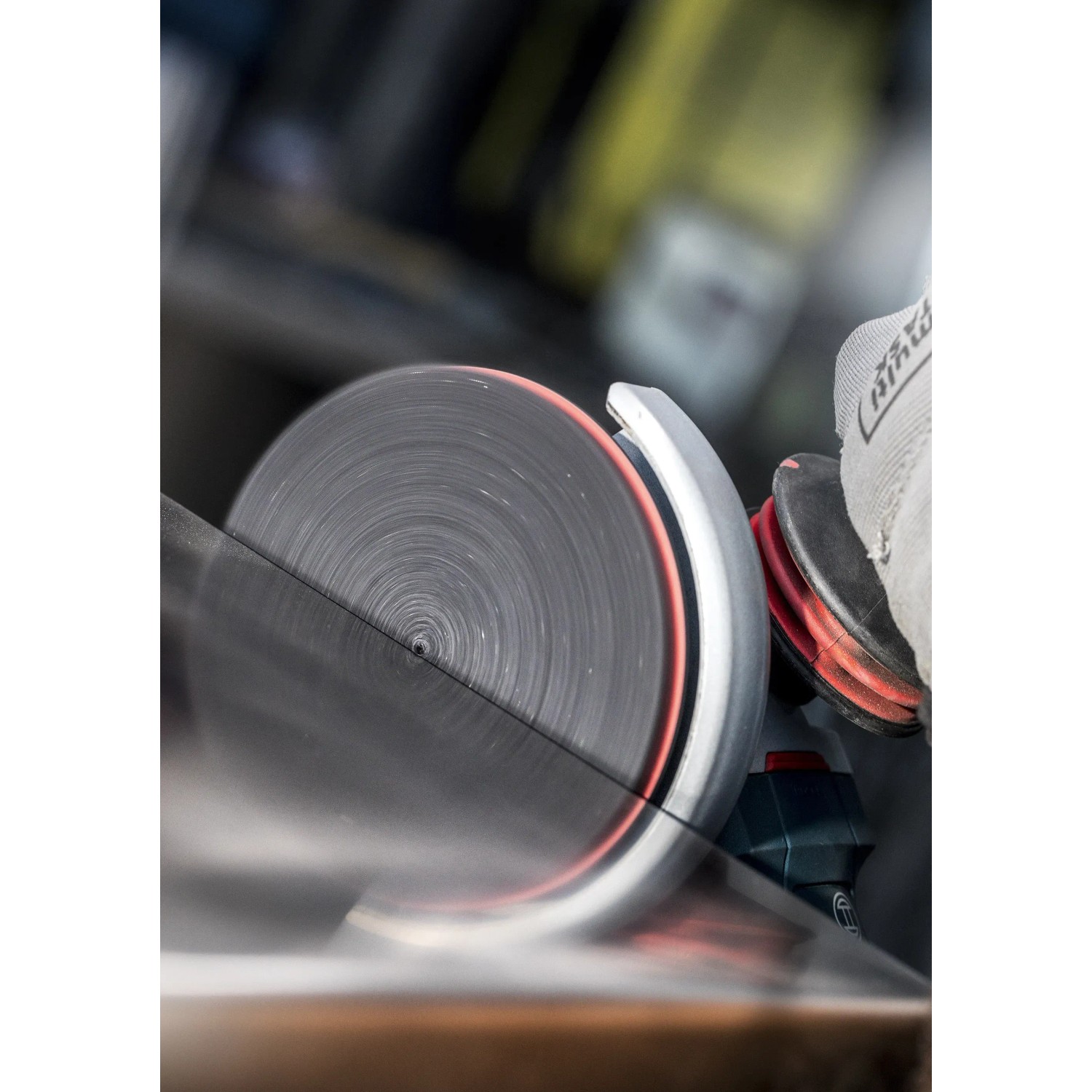 Bosch Expert Vliesscheibe N880, Ø 125mm, K120 im Einsatz auf einem Exzenterschleifer.
