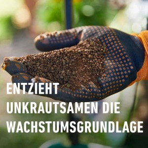 Hand mit Gartenhandschuh hält Compo Bio Rasendünger gegen Unkraut & Moos.