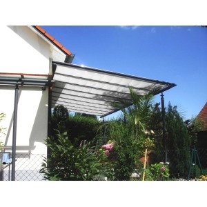 Floracord Vierecksonnensegel, silbergrau, 275x96 cm, montiert an einem Haus mit Garten.