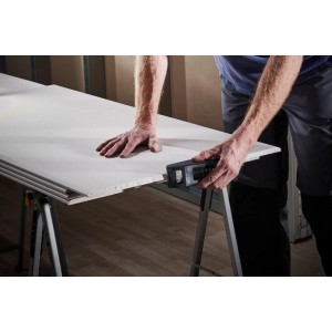 Wolfcraft Blockhobel im Einsatz auf Gipskartonplatte. Hobel für Trockenbau und Holzbearbeitung.