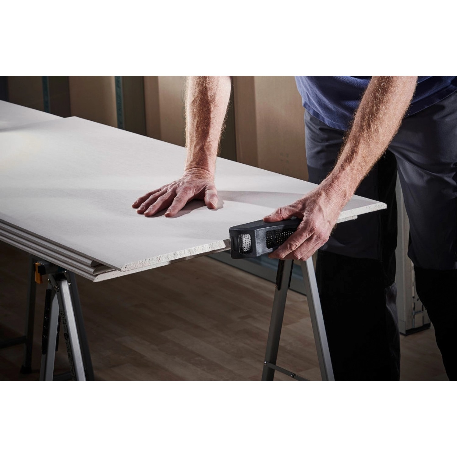 Wolfcraft Blockhobel im Einsatz auf Gipskartonplatte. Hobel für Trockenbau und Holzbearbeitung.