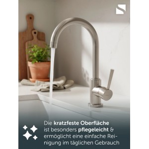 SCHÜTTE Spültischarmatur CORNWALL, gebürsteter Edelstahl Einhebelmischer mit hohem Auslauf in moderner Küche. Wasser läuft.