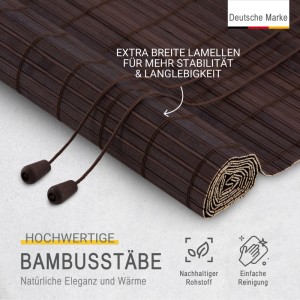 Braunes Sol Royal Bambusrollo mit breiten Lamellen und Zugschnüren, aufgerollt. Perfekter Fenster-Sichtschutz.