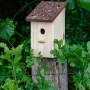 Nistkasten aus Kiefernholz mit braunem Rindendach für Wildvögel.