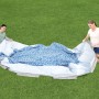 Bestway Stahlrahmenpool-Set Steel Pro MAX, Ø 305 cm, beim Aufbau durch zwei Personen auf Rasen.