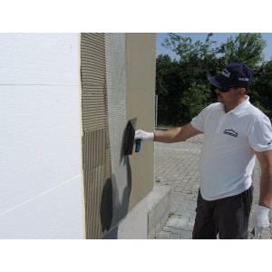 Anwendung von Glasgittergewebe Masternet Weiß auf einer Hauswand im Außenbereich.