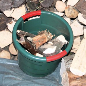 Grünes Garantia Universal-Rundgefäß Toni 45 l mit Holzscheiten, ideal zum Ernten und Lagern im Garten.