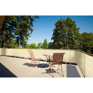 Balkon mit Weizen-farbener HDPE Balkonumrandung als Sichtschutz, 90x500cm.