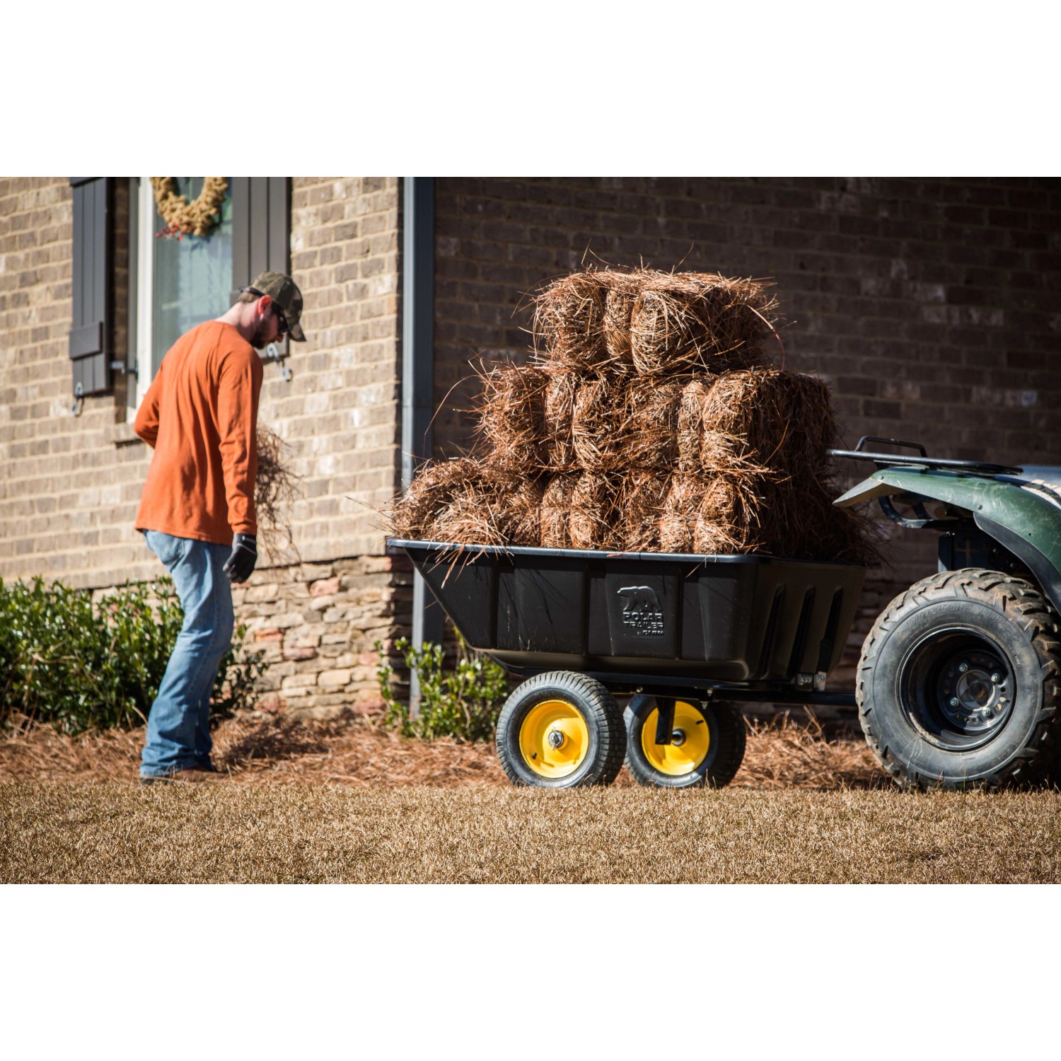 Polar Anhänger Schubkarre LG900, beladen mit Heu, gezogen von Quad.