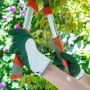 Grüne Blackfox Gartenhandschuhe Bamboo Plus Gr. 8 beim Beschneiden von Pflanzen.