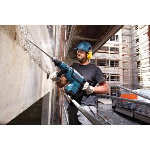 Bosch Professional Bohrhammer GBH 8-45 D im Einsatz beim Stemmen von Beton.