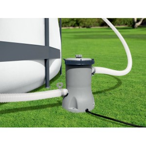 Bestway Flowclear Filterpumpe (2.006 l/h) neben Pool auf Rasen. Kartuschenfilter für sauberes Poolwasser.