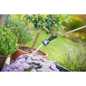LUX 4-Wege Gießstab Comfort beim Bewässern einer Pflanze im Topf. Gartenspritze mit langem Griff.