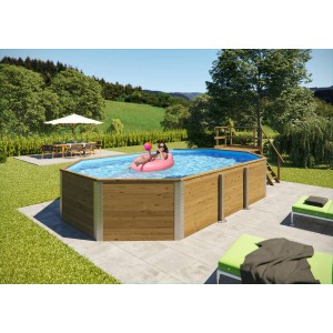 Weka Massivholzpool Sparset: Holzpool mit Leiter, Technikraum und Frau im Schwimmreifen.