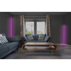 Ledvance Smart+ WiFi Stehleuchte, 140cm, Weiß, mit RGB-Farbwechsel in Wohnraum-Szene.