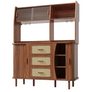 Brauner Buffetschrank mit Rattanoptik, Glasschiebetüren, Holzschiebetür, Schubladen und offenen Fächern für die Küche.