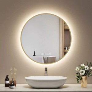 Runder LED Badspiegel 60 cm mit goldfarbenem Rahmen, Beleuchtung, Uhr und Temperaturanzeige über Waschbecken.