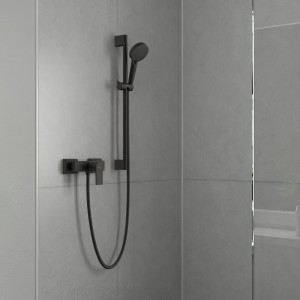 Hansgrohe Vernis Shape Brausemischer in Matt Schwarz mit Brausestange und Handbrause.