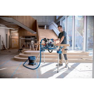 Bosch Professional Akku-Kapp- und Gehrungssäge GCM 18 V-216 DC im Einsatz mit Staubabsaugung.