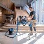 Bosch Professional Akku-Kapp- und Gehrungssäge GCM 18 V-216 DC im Einsatz mit Staubabsaugung.