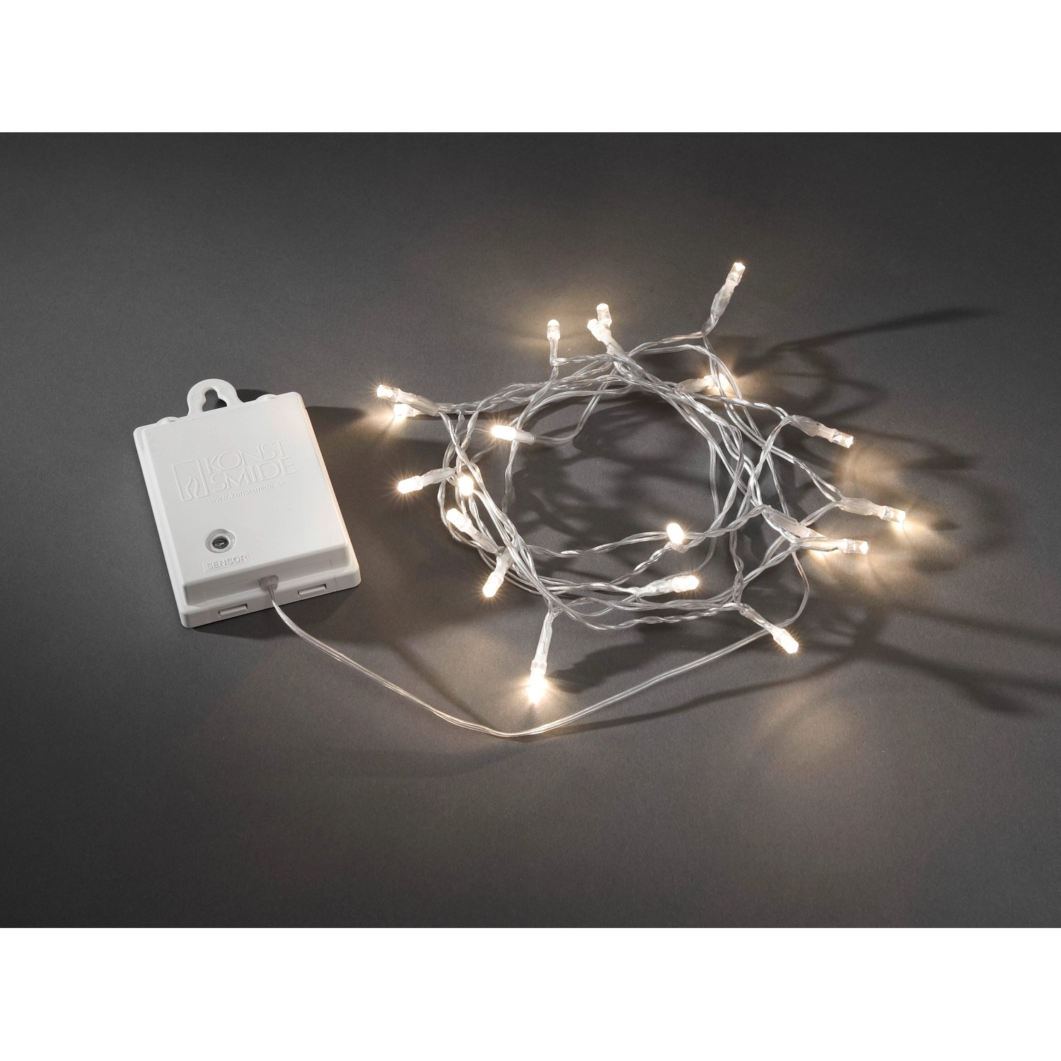 Konstsmide LED Lichterkette mit 80 warmweißen LEDs und weißem Kabel für innen und außen.