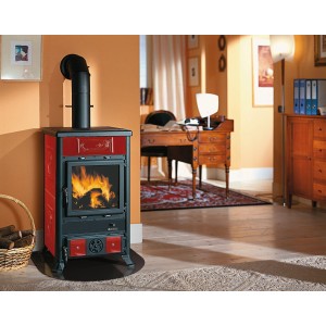 La Nordica Kaminofen Rosella R1 (7,2 kW) mit bordeauxfarbener Kachelverkleidung im Wohnraum.