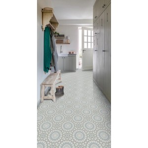 Andiamo PVC-Bodenbelag in Fliesenoptik Artifact Ornament, grau-blaue Meterware im Raum.