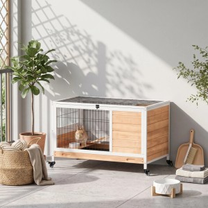 Mobiler Kaninchenstall aus hellem Tannenholz und weißem Metallgitter, mit einem Hasen auf einem gefliesten Balkon.