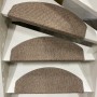 Beige Stufenmatten Natura 65x28 cm auf einer Treppe. Schutz und Sicherheit für Ihr Zuhause.