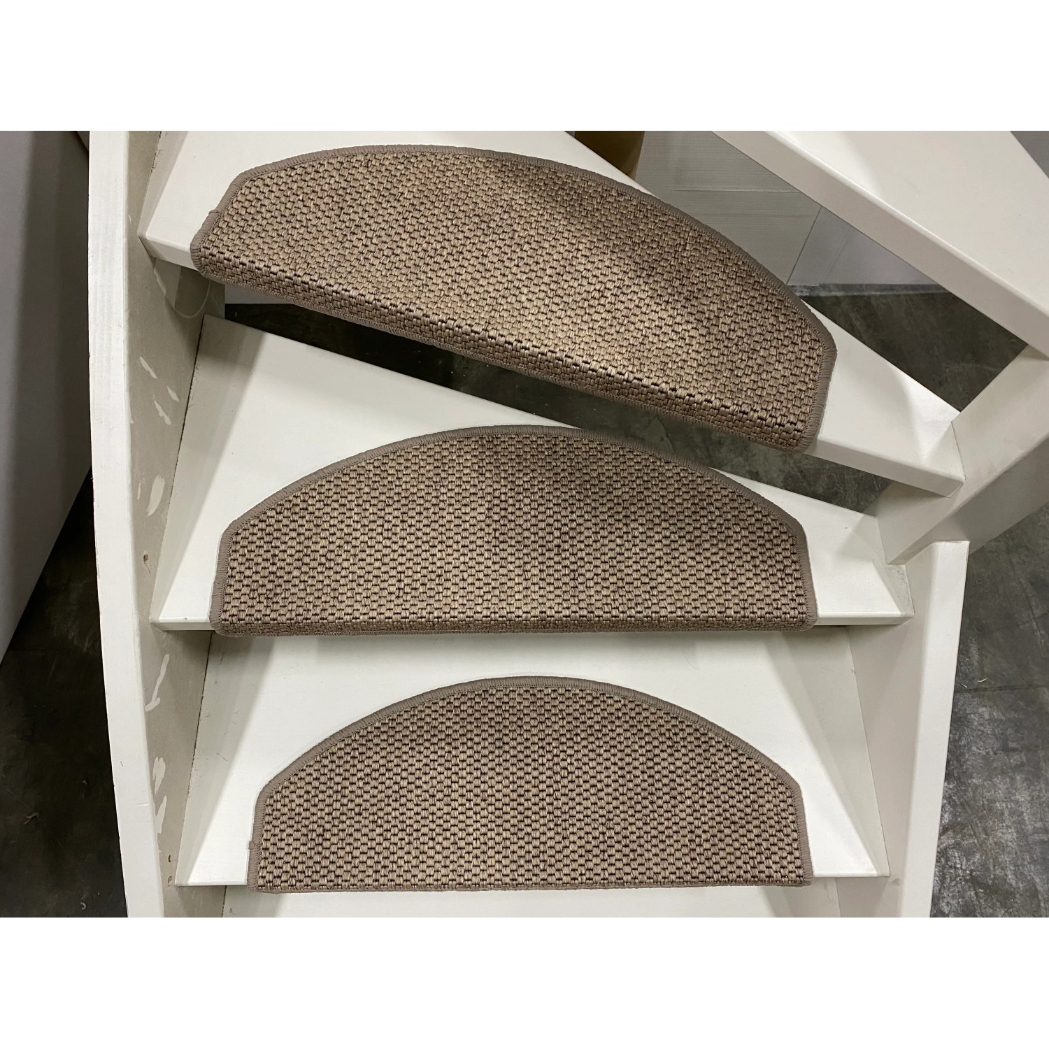 Beige Stufenmatten Natura 65x28 cm auf einer Treppe. Schutz und Sicherheit für Ihr Zuhause.