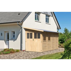 Unbehandeltes Karibu Holz-Gartenhaus Kristiansund mit Pultdach, naturbelassen, vor Hauswand.