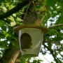 Dobar Vogelfutterspender Eco aus Pflanzenfasern, hängend an einem Baum.