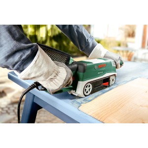 Bosch PBS 75 AE Bandschleifer in Aktion beim Schleifen einer Holzoberfläche.