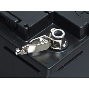 OBI Batterieladeklemme aus Stahl, max. 25 A, Detailaufnahme auf Batteriepol.