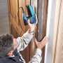 Bosch Professional GEX 125-1 AE Exzenterschleifer in Aktion beim Schleifen eines Holzrahmens.