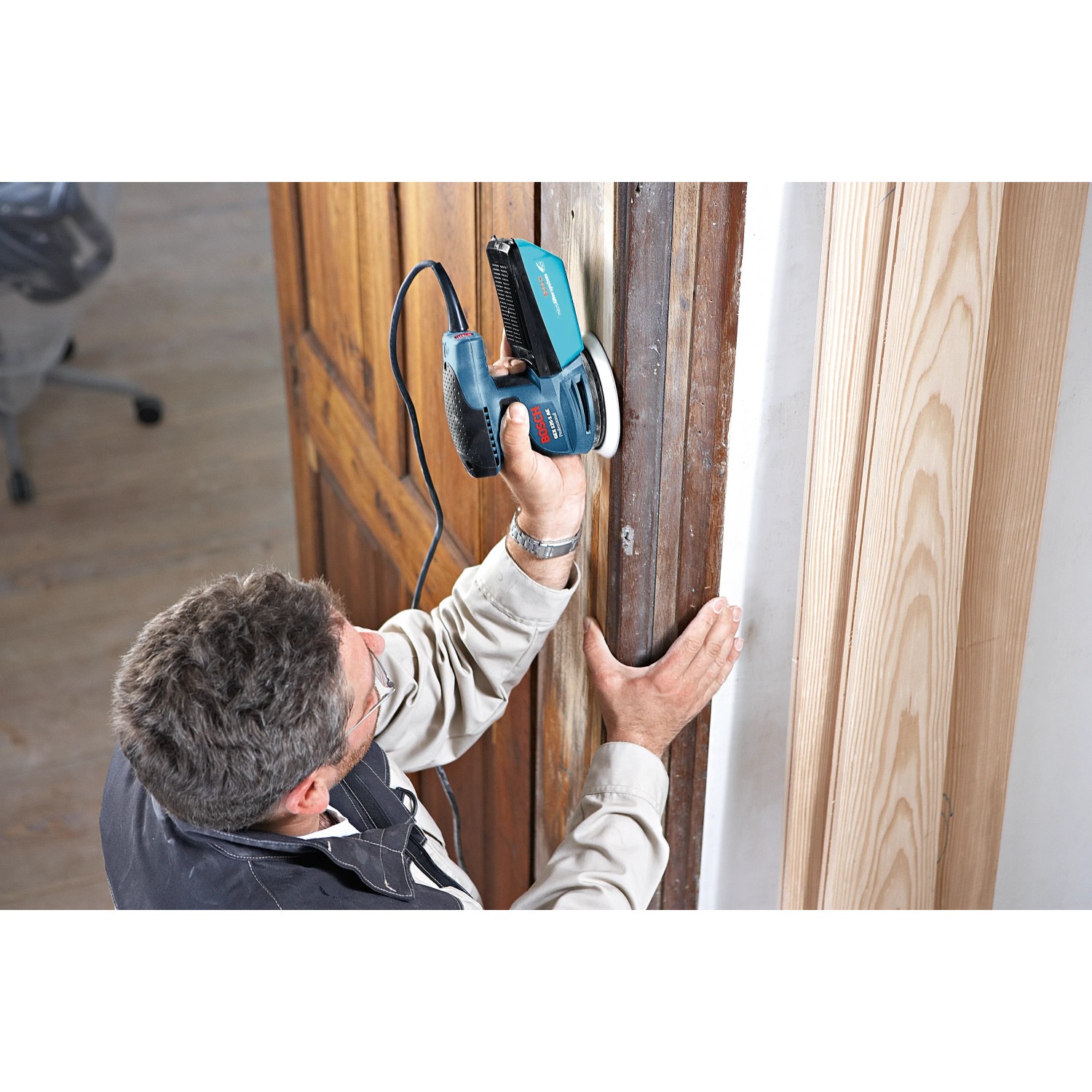 Bosch Professional GEX 125-1 AE Exzenterschleifer in Aktion beim Schleifen eines Holzrahmens.