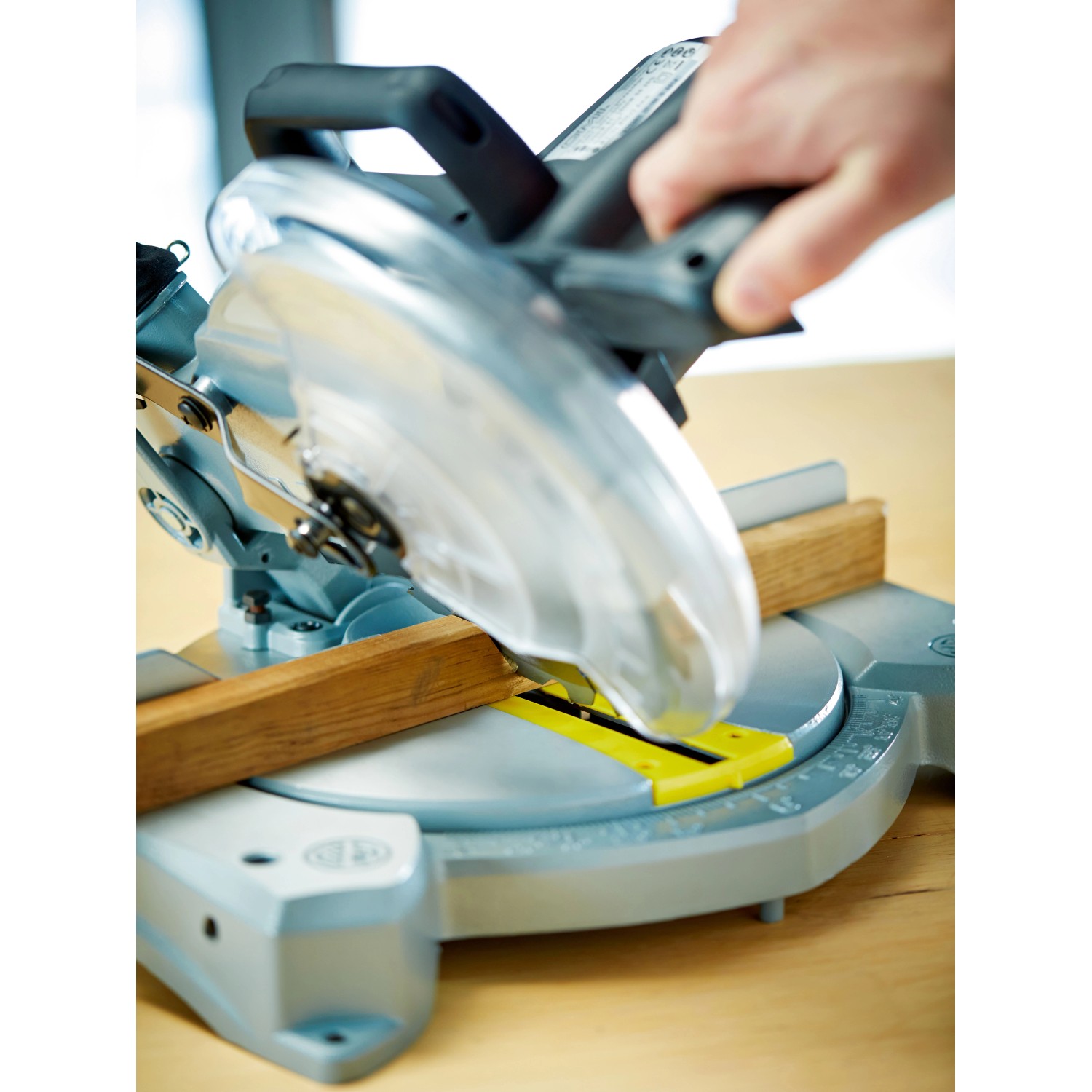 CMI Kappsäge C-KGS 210-A beim Sägen von Holz.