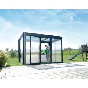 SunElements Gartenhaus SunGarden Select 3.2, anthrazit-metallic, 7,8 m², mit Person beim Gießen von Pflanzen.