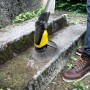 Kärcher Akku-Unkrautentferner WRE 18-55 im Einsatz auf Steinstufen mit Moos.