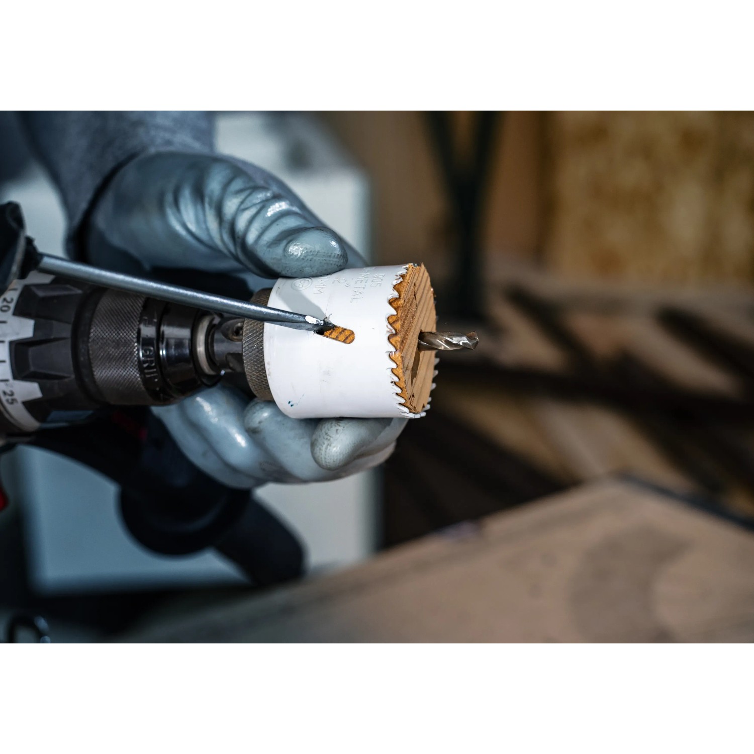 Bosch HSS-Bimetall Lochsäge 30mm im Einsatz an einer Bohrmaschine.