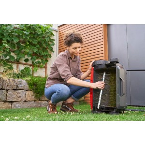 Frau wechselt Walze am Al-Ko Elektro-Vertikutierer 38.4 E Combi Care.