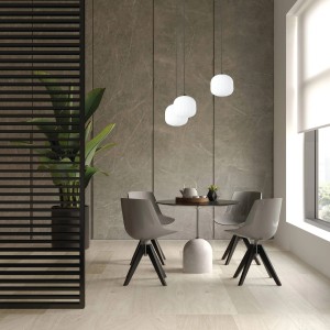 Moderne Eglo Hängeleuchte Mantunalle, 3-flammig, schwarz-weiß über Esstisch.