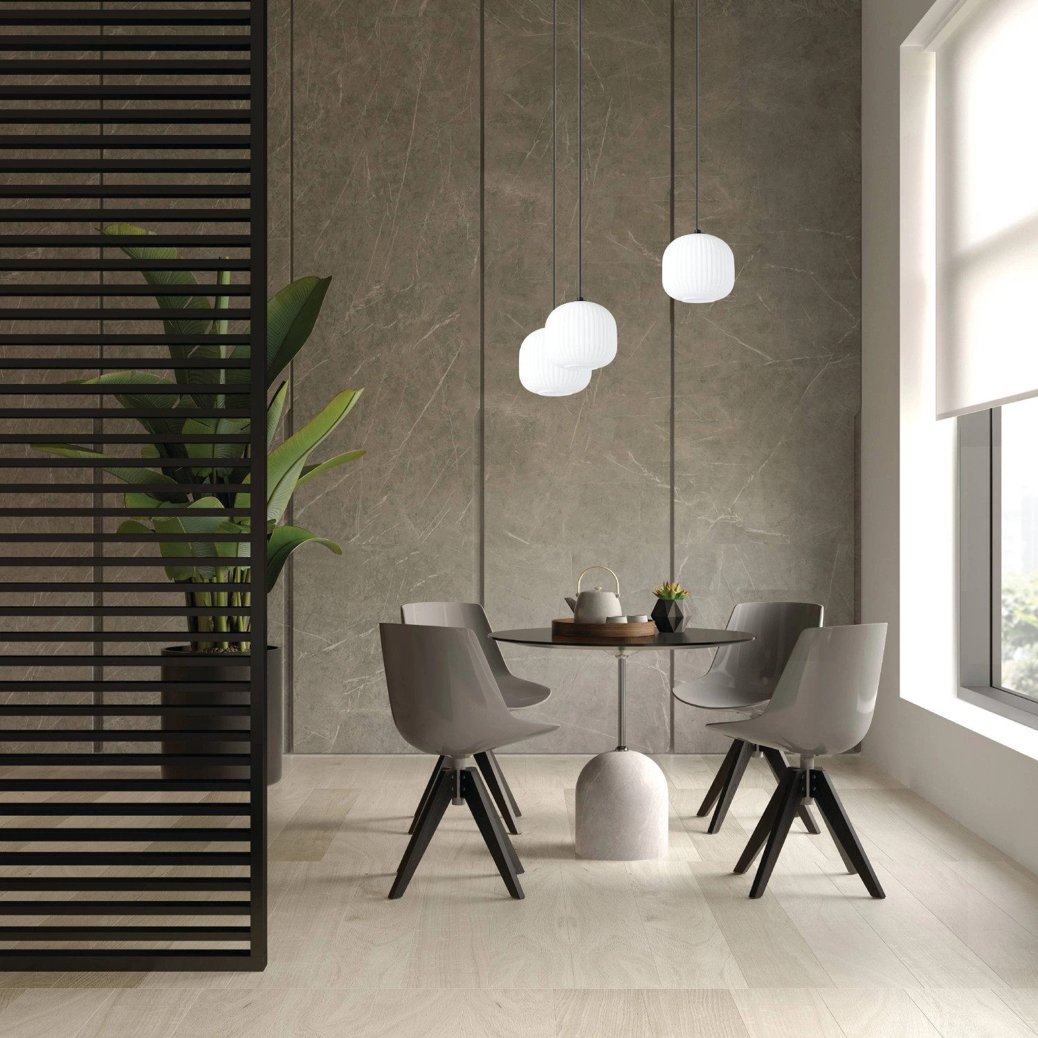 Moderne Eglo Hängeleuchte Mantunalle, 3-flammig, schwarz-weiß über Esstisch.