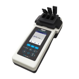 Weiß-schwarzes Pool Photometer PoolLab 2.0 mit Farbdisplay und drei Messkammern zur Wasseranalyse.