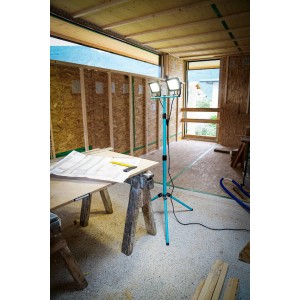 Eglo LED-Baustrahler Avelar (30 W) mit türkisfarbenem Stativ in Werkstatt.