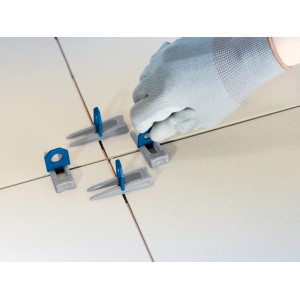 LUX Nivellierhilfe Clips (1 mm) im Einsatz beim Fliesenlegen für gleichmäßige Fugen.