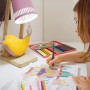 Mädchen malt unter Ledvance Sun@Home Smart+ Lampe. Smarte Glühbirne für Biorhythmus-Steuerung.